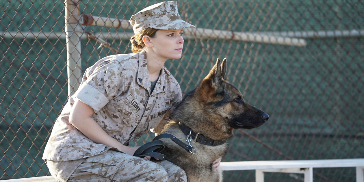 Soldado e cachorro em cena do filme Megan Leavey