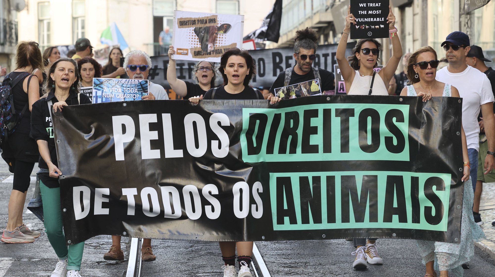 Protesto de grupo ativista pelos direitos animais em Lisboa (PT).